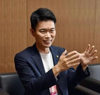 女性市長の産休は「大賛成」、２度育休の男性市長がエール　４児の父、朝は戦場…知られざるリアルな生活も