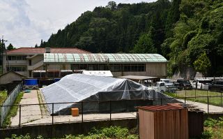 新見の廃校プールで食用ヒレナマズの養殖開始　玉野の企業が呼びかけ実現、１０月出荷目指す