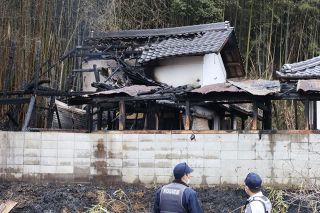 岡山・鏡野で離れと蔵全焼　裏山の火が燃え移ったか
