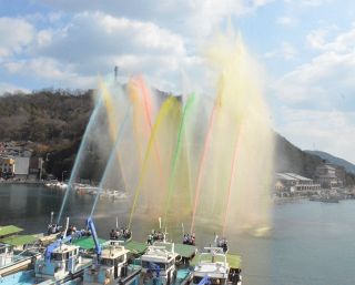 大空染める５色の水柱　備前・日生で消防団の「源平放水合戦」