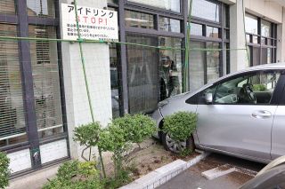 笠岡市役所１階に車突っ込む　けが人なし