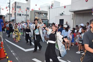 地踊りや出店、３千人楽しむ　玉野で恒例「築港夜市」