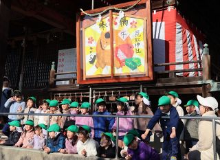 愛らしいウマ ジャンボ絵馬　倉敷 箆取神社 めばえ保育園児制作