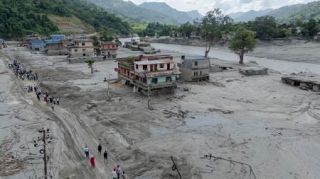 土石流不明者２９８０人に　ネパールと中国、６３３人死亡