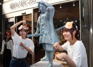 新たな桃太郎像が登場！　フォトスポットとして楽しんで　県観光連盟と山陽学園大の学生が連携して企画、制作