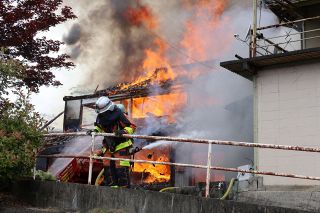 岡山・鏡野町で火災 母屋と倉庫計３棟全焼　住民の男性が腕にやけど