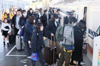 思い出胸に家路へ Ｕターンピーク　岡山県内 交通機関の混雑は５日も