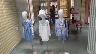 中国・深セン、高級子ども服の販売フロアが購買力を象徴