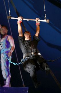 黒装束の忍者 勢いよく空中へ　岡山忍者隊「葉隠」頭領の矢田さん 木下大サーカスの空中ブランコ挑戦【動画あり】