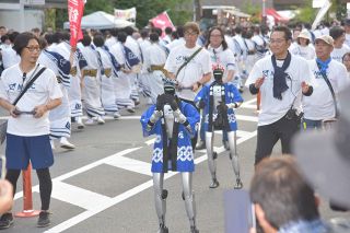 人もロボも熱く 倉敷天領夏祭り　３３団体２３００人 白壁のまち練る