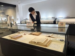 福山の歩みに関心を　行政文書など２０点展示　市制施行１１０年で市歴史資料室