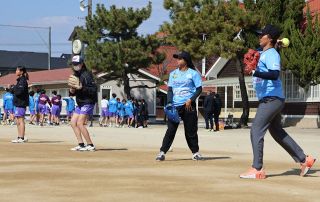 ホンジュラス女子ソフト 選手ら３人来岡　競技力向上へ 学校や実業団で練習