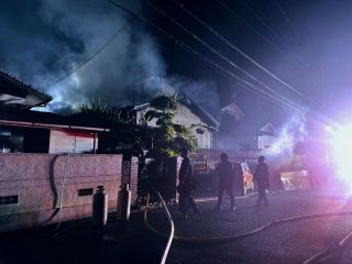 玉野で住宅全焼、２遺体見つかる　親子と連絡取れず