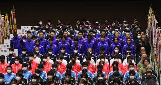 号砲へ気持ち高める 男女そろって出場の倉敷 全国高校駅伝開会式