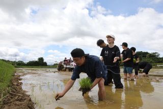 津山産コメを全国へ発信　河本準一さん招き田植え