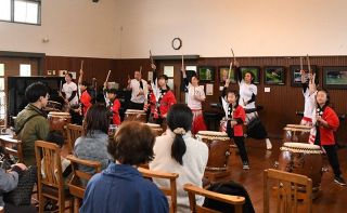 音楽や飲食、花々…春満喫　赤磐・熊山英国庭園でフェスタ