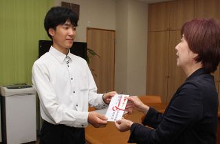 総社東中吹奏楽部がＡＭＤＡに寄付　コンサート収益金５万１２９３円