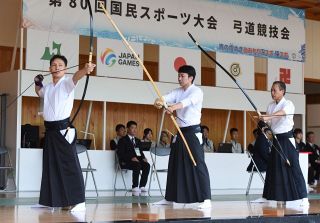 岡山 弓道成年男子遠的３位 青森国スポ　バドミントン成年男子は５位
