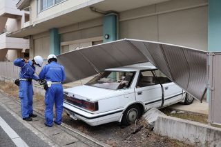 フェンスに車突っ込む 岡山・操山高　８７歳男性運転 けが人なし