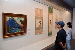 女性作家４７人の美術品、個性豊か　新見でノーベル賞大村博士ゆかりの特別展