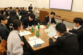 ２月運用の岡山県警新防犯アプリ　学生ボランティアが普及策について意見交換