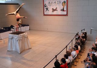 岡山県立美術館でミニサーカスショー　スタイカンさんが倒立曲芸披露