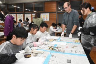 郷原漆器の魅力理解　真庭・川上小児童が絵付け体験