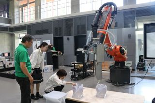 福山大に国内最大級３Ｄプリンター　万博に使われた機器移設、教育に活用
