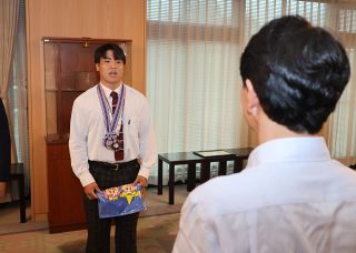 インターハイ相撲覇者の後藤さん　岡山県知事に快挙報告