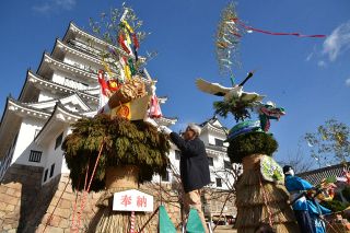 とんど７基 縁起物で装飾　福山城天守前広場 祭り前に住民設置