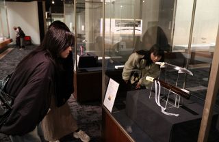 現代刀工の技光る「お守り刀展覧会」　岡山・林原美術館 １８日まで