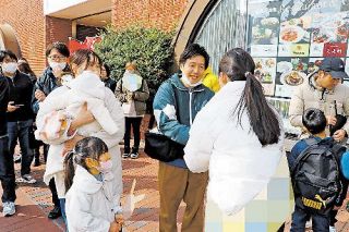 衆院選唯一の日曜　岡山の１５陣営　経済対策攻防激化　商業施設、駅前で訴え