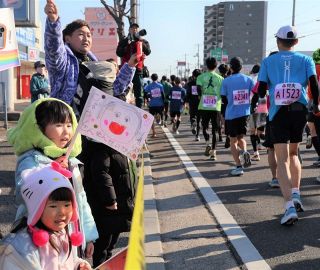 ランナーもボランティアも笑顔　吉備路マラソン パンの給食も好評