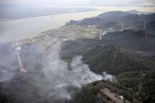 岡山・愛媛の山林火災、延焼拡大　夜通し消火、自衛隊がヘリで散水