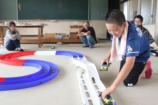 ミニ四駆走らせ子どもら交流　和気で町民有志がイベント
