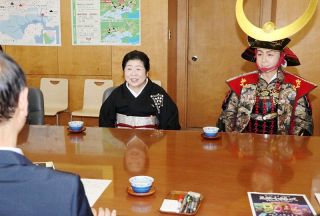 宇喜多父子テーマの演劇をＰＲ　瀬戸内の劇団、岡山市役所訪れ