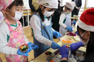 冬野菜のツリー作りに園児が挑戦　ＪＡ全農おかやま、中国学園大企画