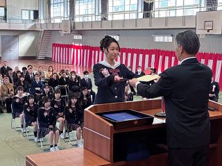 感謝と希望胸に２７人巣立つ　方谷学舎高 岡山県内トップの卒業式