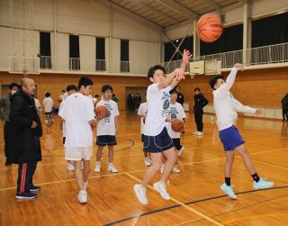 シュート 遠くから正確に　玉野バスケキャンプ 小中高生学ぶ