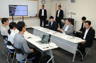 林総務相が岡山県を視察　地域おこし協力隊員と意見交換