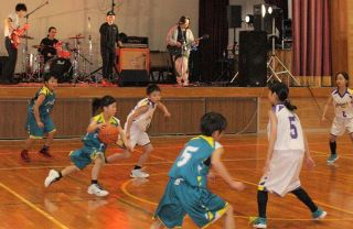 バンドやダンス 住民ら特技披露　総社の旧維新小で手作りフェス