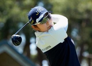 藤田さいきが首位、２位桑木志帆　サロンパスゴルフ第１日