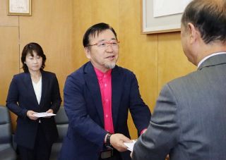 山林火災復旧へ岡山市に支援金　サピックスとさくら祭典が寄付