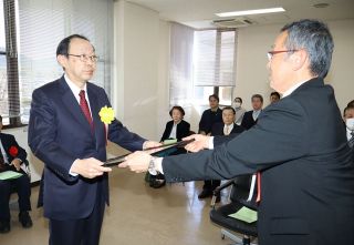 里庄町「古山賞」男女２人に贈呈　健康維持や子育てに貢献