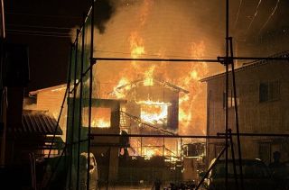 岡山で民家１棟全焼 けが人なし　隣接の２棟半焼 １棟の窓など焼く