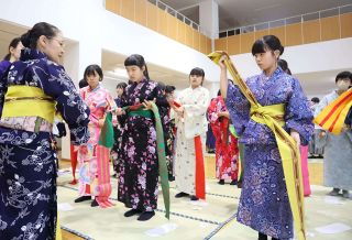 色とりどり浴衣着付け　岡山中央中２年、専門家に学ぶ