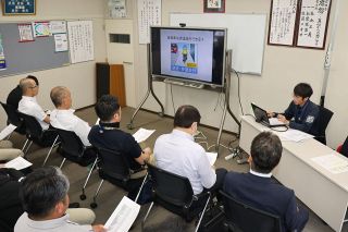 青切符導入踏まえ バス運転の安全講習　岡山電気軌道の運転手ら 追い越し方法学ぶ