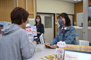 デニム着用で窓口業務　倉敷・児島地区の１２郵便局