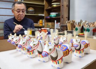倉敷はりこ 「午」力強く　迎春へ生水さん 心込め制作