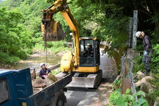 梅雨期の落石防げ 新見の県道のり面　県新見地域事務所が岩など撤去